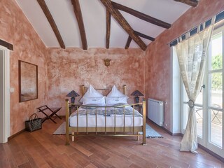 Wunderschön dekoriertes, komfortables Schlafzimmer