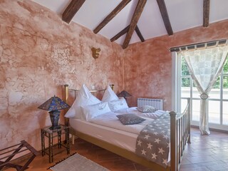 Wunderschön dekoriertes, komfortables Schlafzimmer