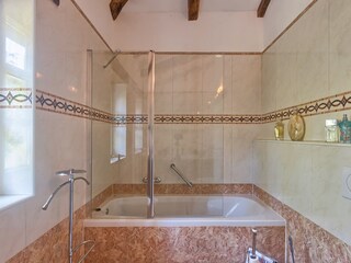 Badewanne im Badezimmer der Villa Karim