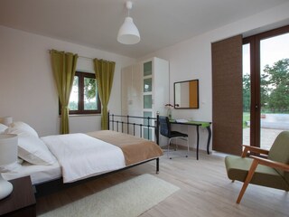 Schlafzimmer mit Doppelbett in Villa Valade