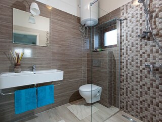 Badezimmer mit Dusche in Villa Valade