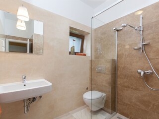 Badezimmer mit Dusche in Villa Valade