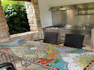 Outdoor kitchen and dining area in Casa Rupeni, Istria