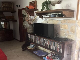 Wohnbereich mit TV in authenthischer Villa in Istrien