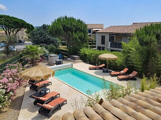 Pool und Gartenbereich