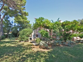 Umzäunter Garten rund um das Haus am Strand