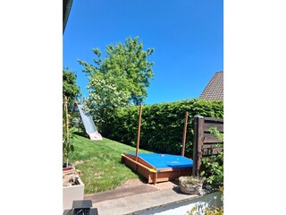 Garten mit Spielplatz