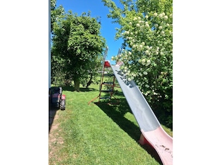 Garten mit Rutsche