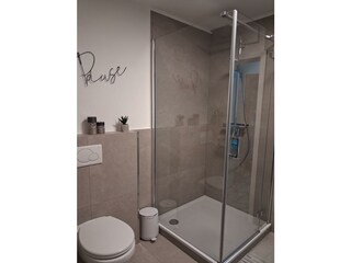 Badezimmer mit Dusche, Toilette