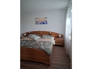 Schlafzimmer mit Doppelbett