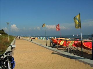 Wyker-Südstrandpromenade mit Surfschule