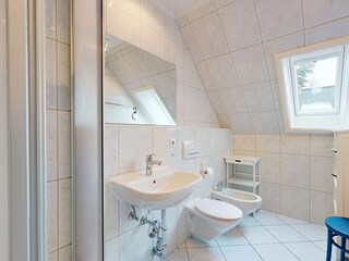 Badezimmer mit Bidet und Fenster