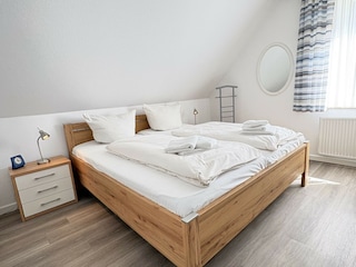 Schlafzimmer mit Doppelbett