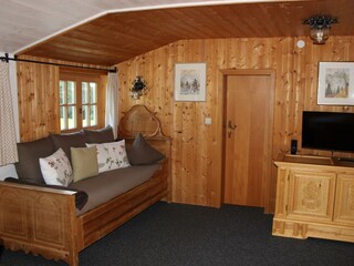 Bauernbett mit Fernseher