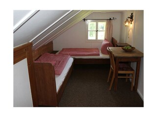 2. Schlafzimmer mit Dachschräge