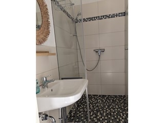Modernes Bad mit großer Dusche