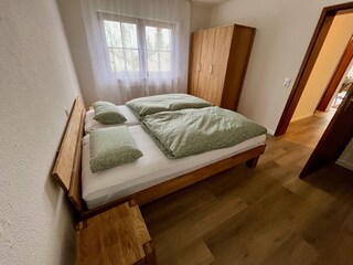 Schlafzimmer in hellem Eichenholz