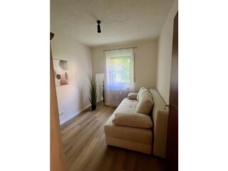 2. Zimmer mit ausgezeichneter  Dauerschläferdoppelcouch