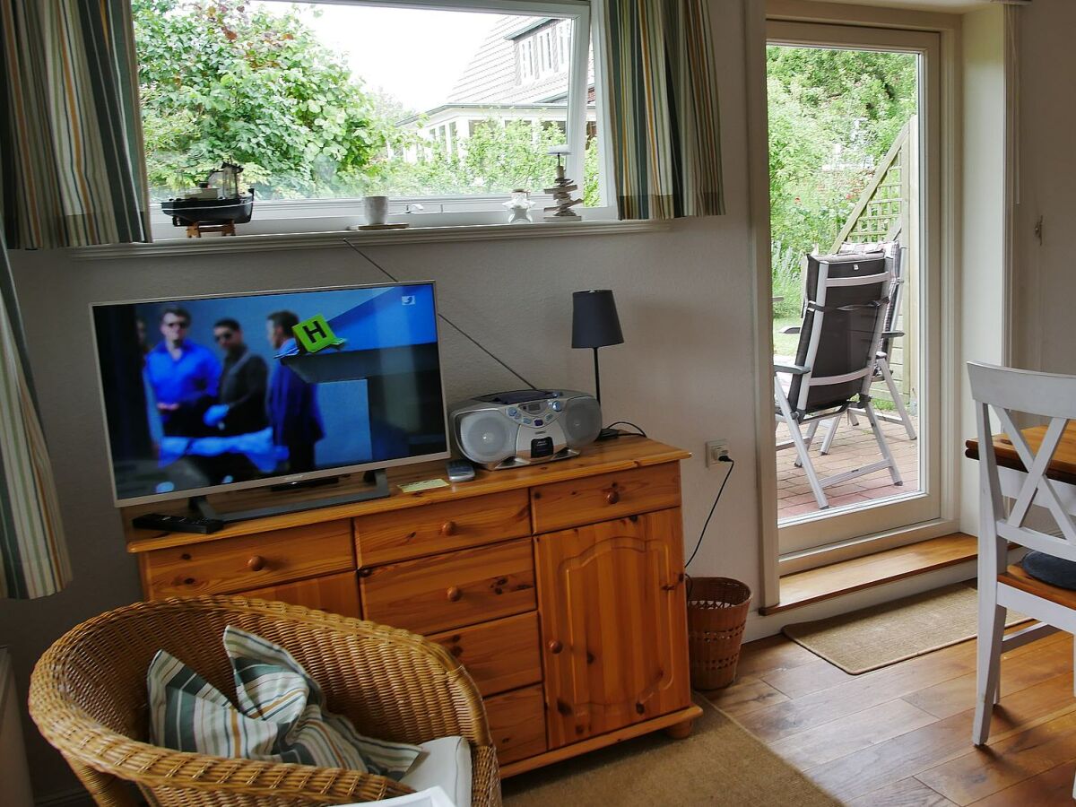 Wohnküche mit 30 cm TV und Radio