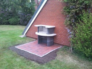 großer gemauerter Grill