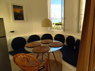 Gemütliche Sitzgruppe in der Küche mit Meerblick