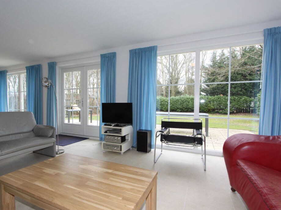 schafzimmer großes fenster hinter bett beige wandfarbe