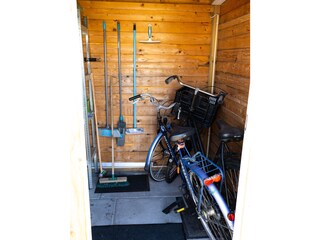 Schuur met fietsen + opslag