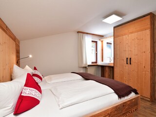 2. Schlafzimmr mit Babybettchen