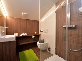 Badezimmer mit Dusche/WC