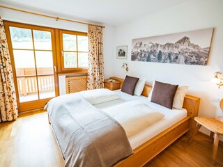 Schlafzimmer mit Doppelbett