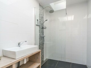 Badezimmer mit Dusche, Waschbecken und Toilette