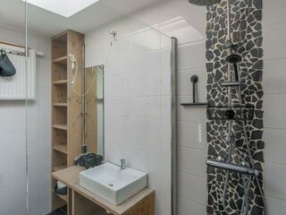 Badezimmer mit Dusche, Waschbecken und Toilette