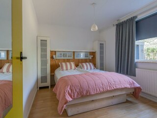 Hauptschlafzimmer mit Doppelbett und Kleiderschrank