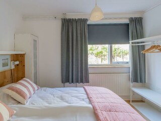 Hauptschlafzimmer mit Doppelbett und Kleiderschrank