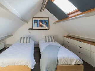 Schlafzimmer 2 mit 2 Einzelbetten und Kommode