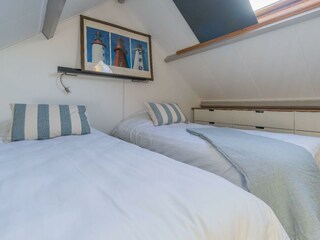 Schlafzimmer 2 mit 2 Einzelbetten und Kommode