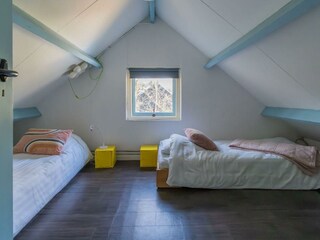 Schlafzimmer 3 mit 2 Einzelbetten und Kommode