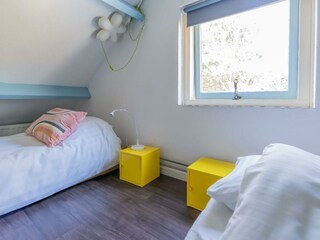 Schlafzimmer 3 mit 2 Einzelbetten und Kommode