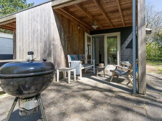 Die Veranda mit Gartenmöbel und Grill