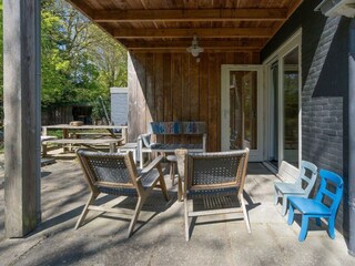 Die Veranda mit Gartenmöbel