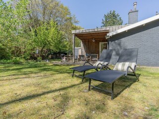 Der sonnige Garten mit Sonnenliegen