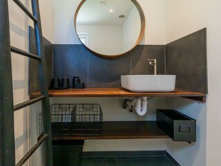 Die separate Toilette mit Waschbecken