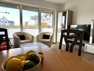 Wohnzimmer mit Zugang zur Terrasse