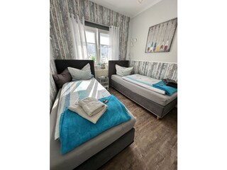 Schlafzimmer mit 2 Boxspringbetten