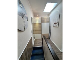 Kleiderschrank im Flur mit Staubsauger und Feuerlöscher