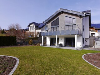 Gartenansicht - Fewo Bergsicht****