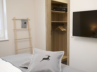Schlafzimmer 1 mit TV und Ankleideraum