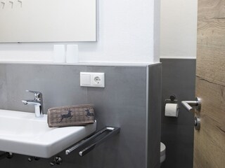 abgetrenntes WC im Duschbad