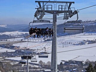 Skigebiet mit modernen Sesselliften