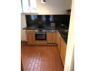 Küche mit Spülmaschine und Herd, Kühlschrank